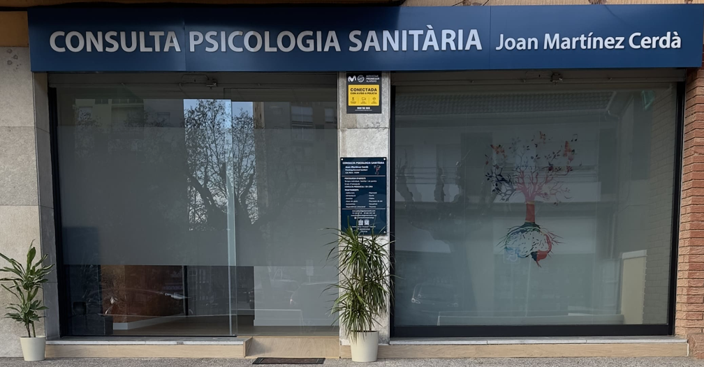 Fachada de la consulta, con el rótulo Consulta Psicologia Sanitària Joan Martínez Cerdà